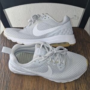 Nike Air  Women's Light Gray Sneakers with White Accents Size 8 Pre-owned